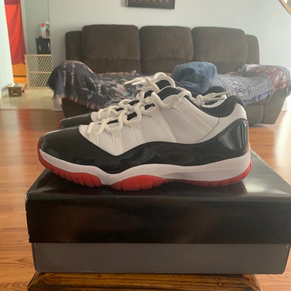 Jordan 11 Low Bred Size 10.5 - Picture 3 of 4